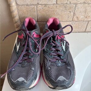 Brooks Gray and Pink Athletic Running Shoes Women’s Size 9 Running Sneakers